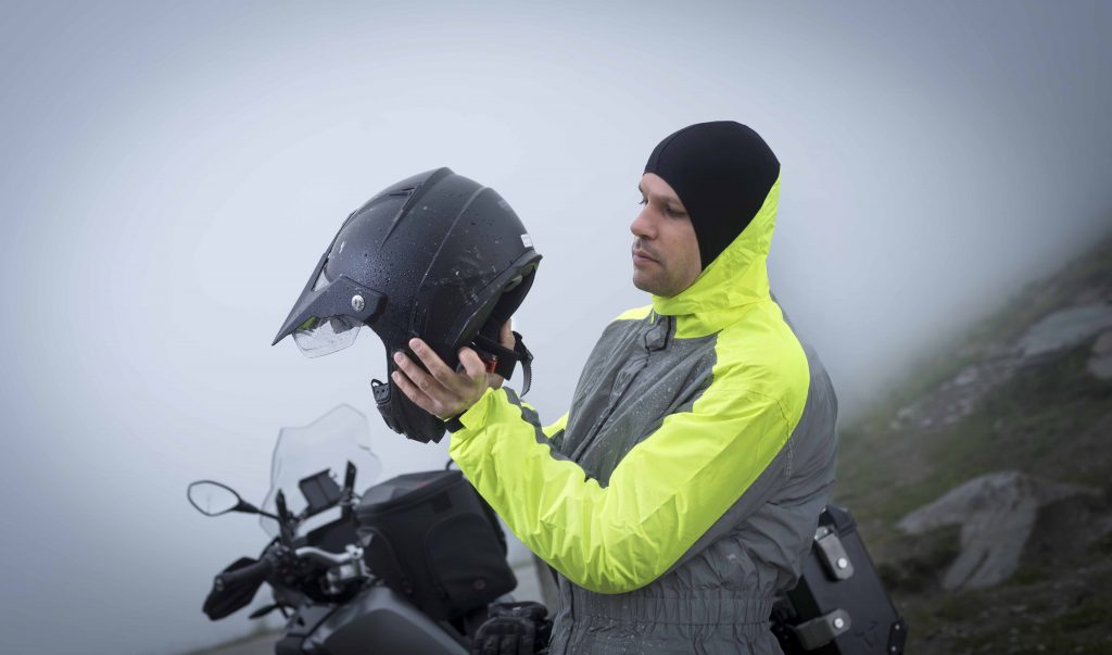 Etre vu, de jour comme de nuit avec veste et pantalon de pluie Silver Reflex-ST iXS