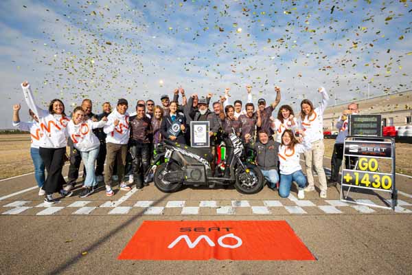 SEAT-MO-125-Performances-biggest-challenge-the-urban-electric-scooter-achieves-two-Guinness-World-Records-titles_01_HQ