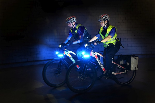 E-Bikes mit Blaulicht mit Fahrer*innen
