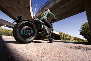 P90512763_lowRes_the-new-bmw-ce-02-07