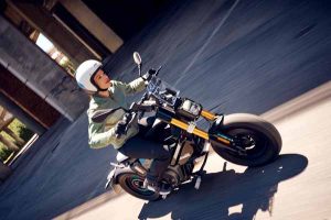 P90512799_lowRes_the-new-bmw-ce-02-07