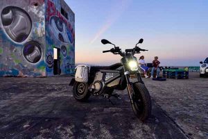 P90512812_lowRes_the-new-bmw-ce-02-07