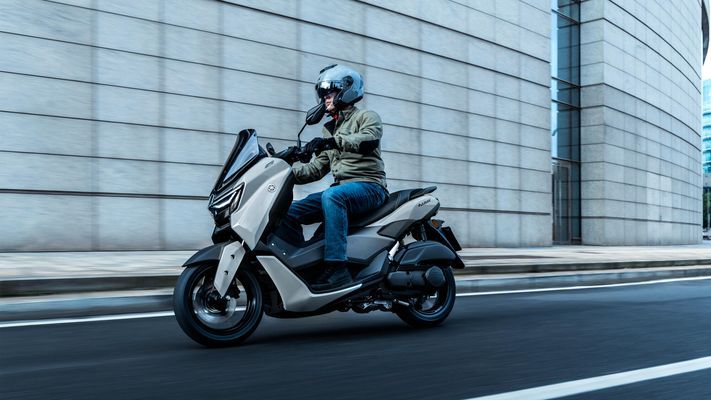 2025-Yamaha-G125YMSV-EU-Ceramic_Grey-Action-011-03