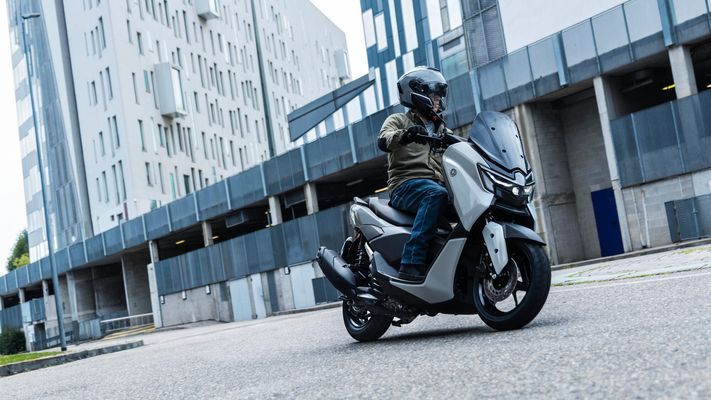 2025-Yamaha-G125YMSV-EU-Ceramic_Grey-Action-012-03