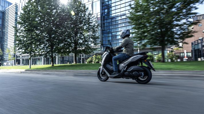 2025-Yamaha-G125YMSV-EU-Ceramic_Grey-Action-017-03