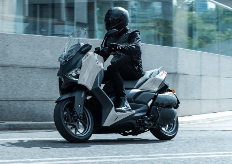 2025-Yamaha-XMAX300ASVH-EU-Ceramic_Grey-Action-011-03-