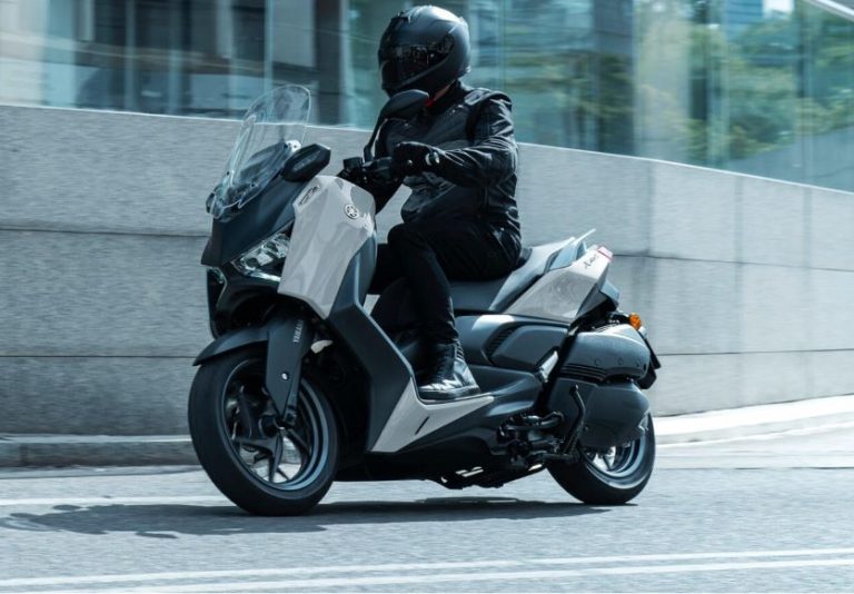 2025-Yamaha-XMAX300ASVH-EU-Ceramic_Grey-Action-011-03-