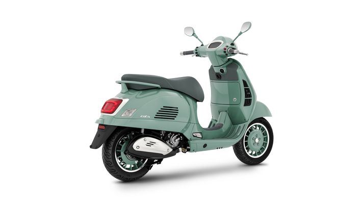22 Vespa GTS 80th
