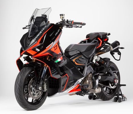 Dragster 459 Front Right ¾ View (2)