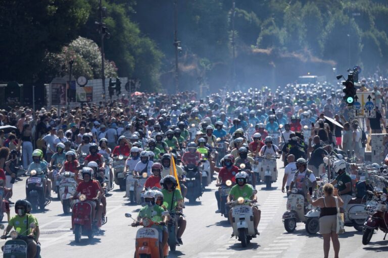 Rome-vespa-parade_2026