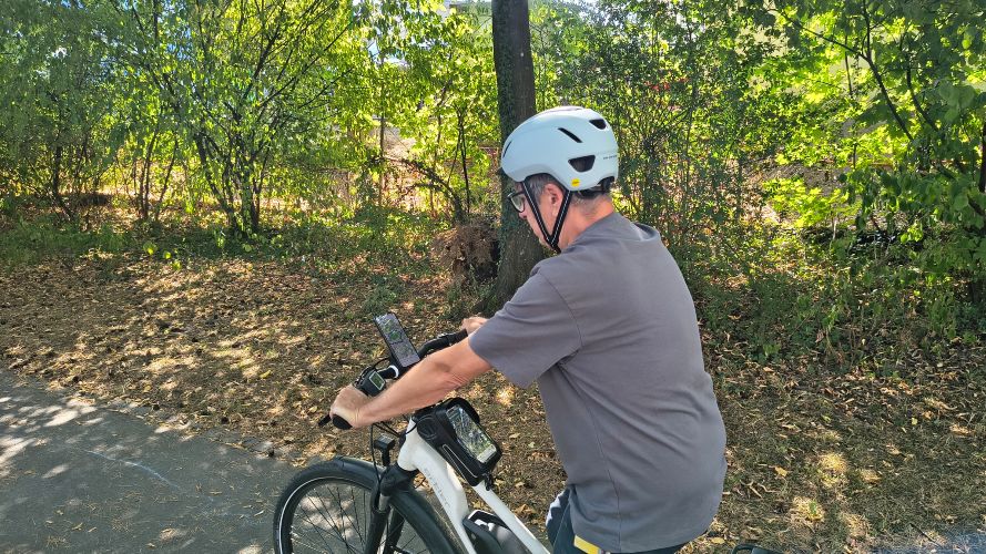 Cyclist using a navigation app on an e‑bike during a ride
