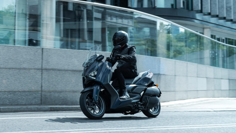 2027 YAMAHA XMAX300.